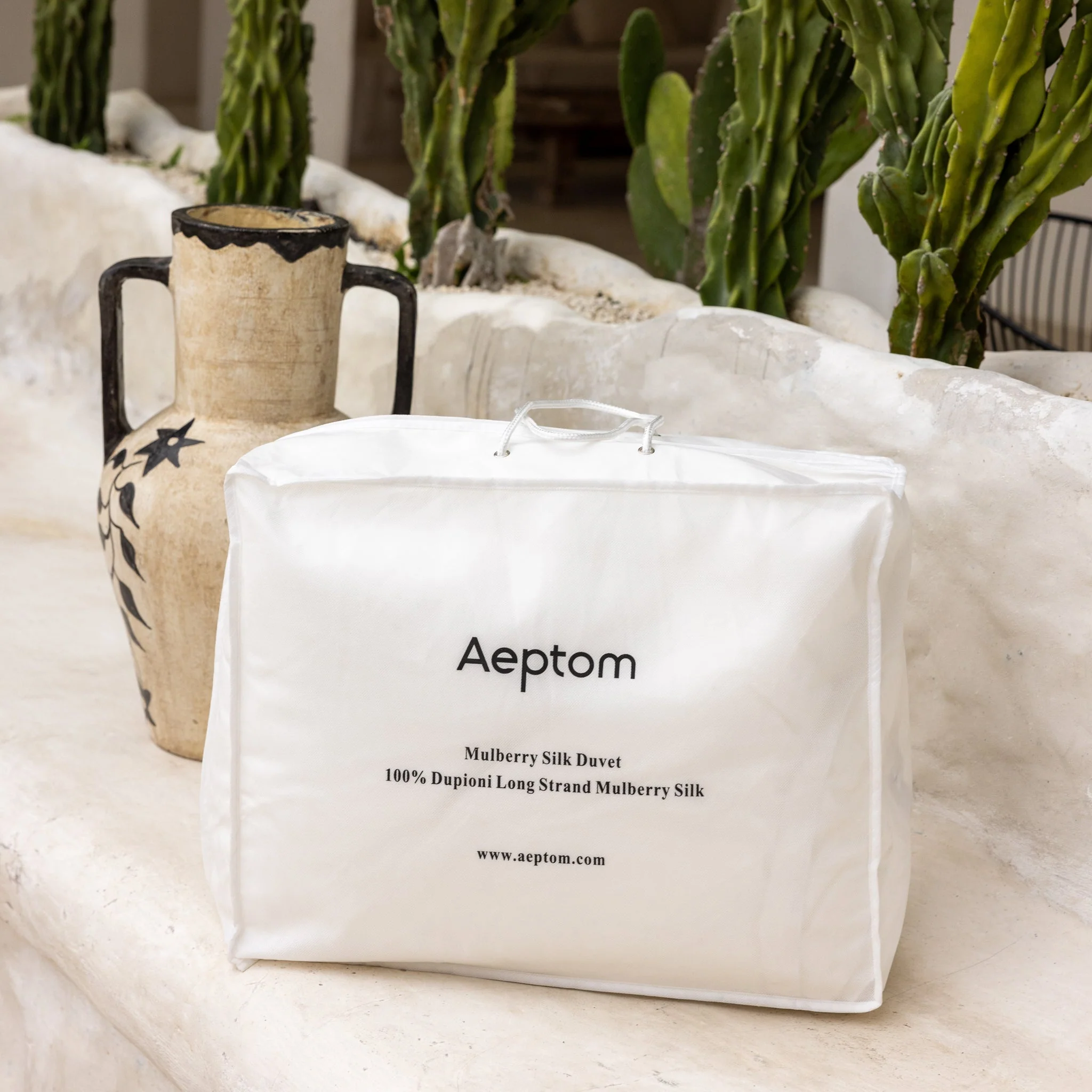 Mulberry Silk-filled Duvet Insert with Organic Cotton Shell - Image 9